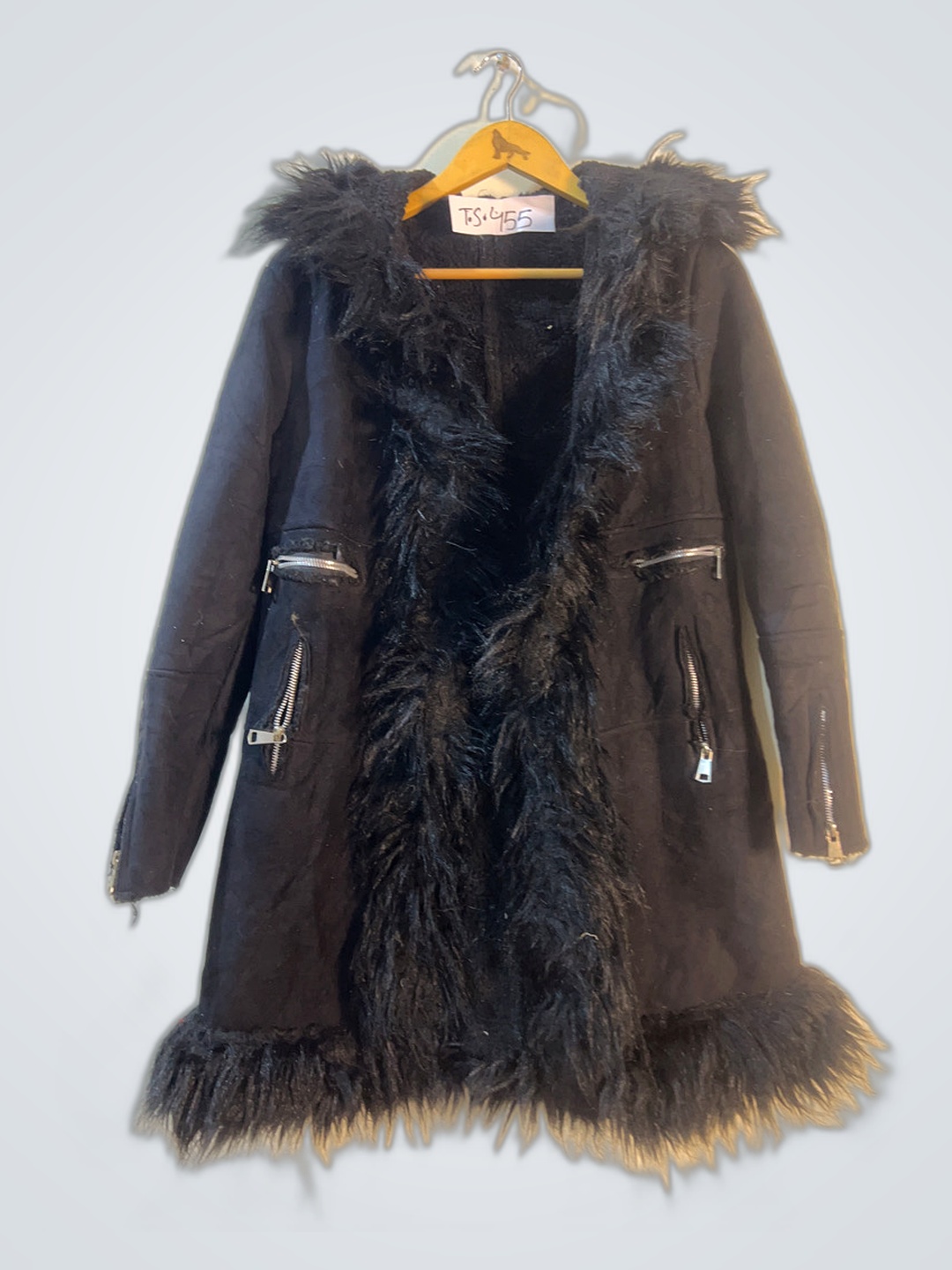 Abrigo negro con ribete de piel