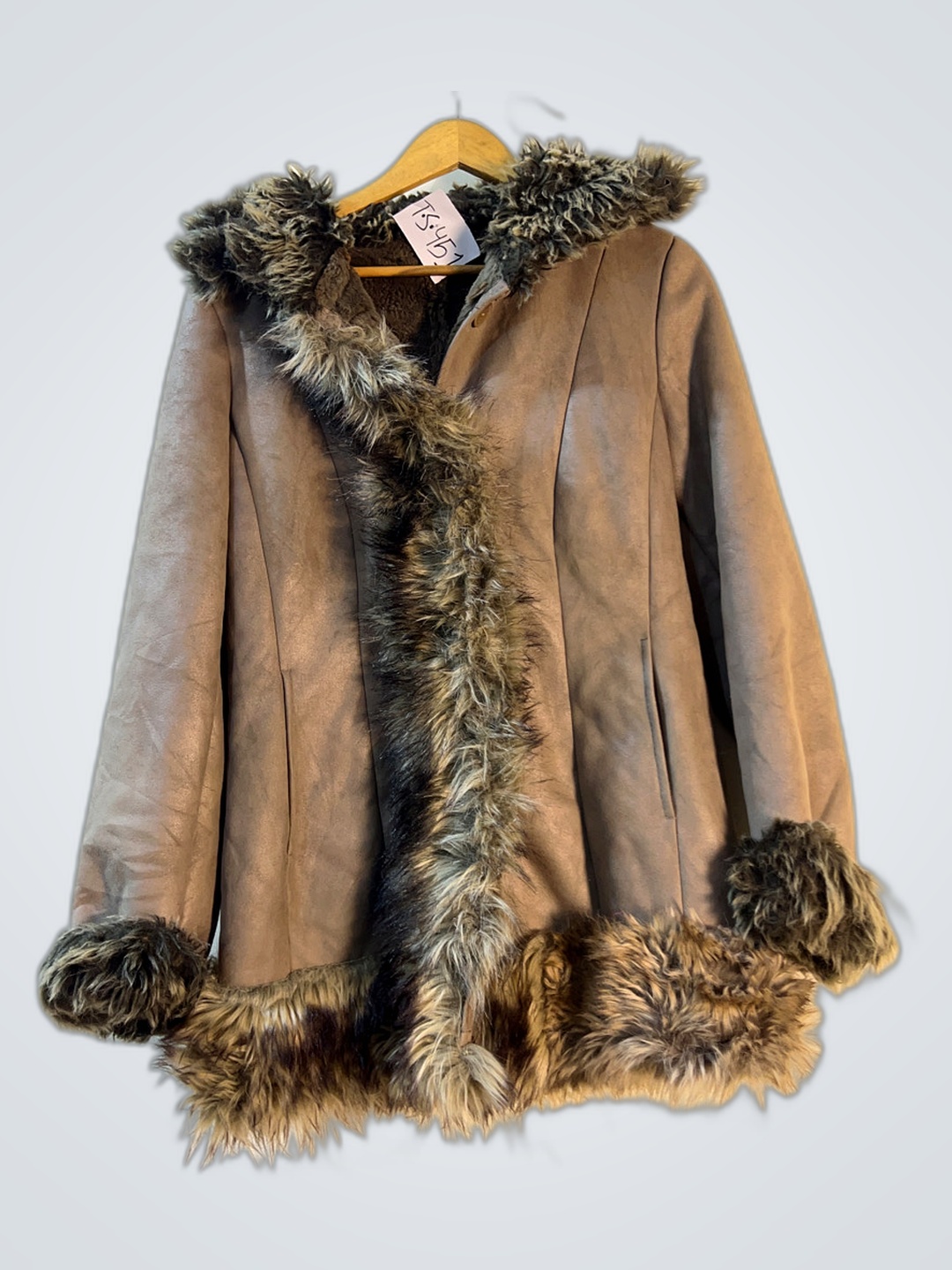 Abrigos de piel marrón con ribete de piel