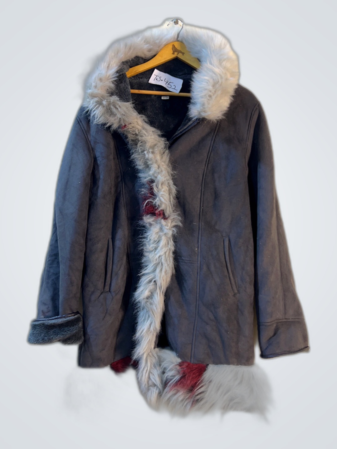 Abrigo gris con borde de piel