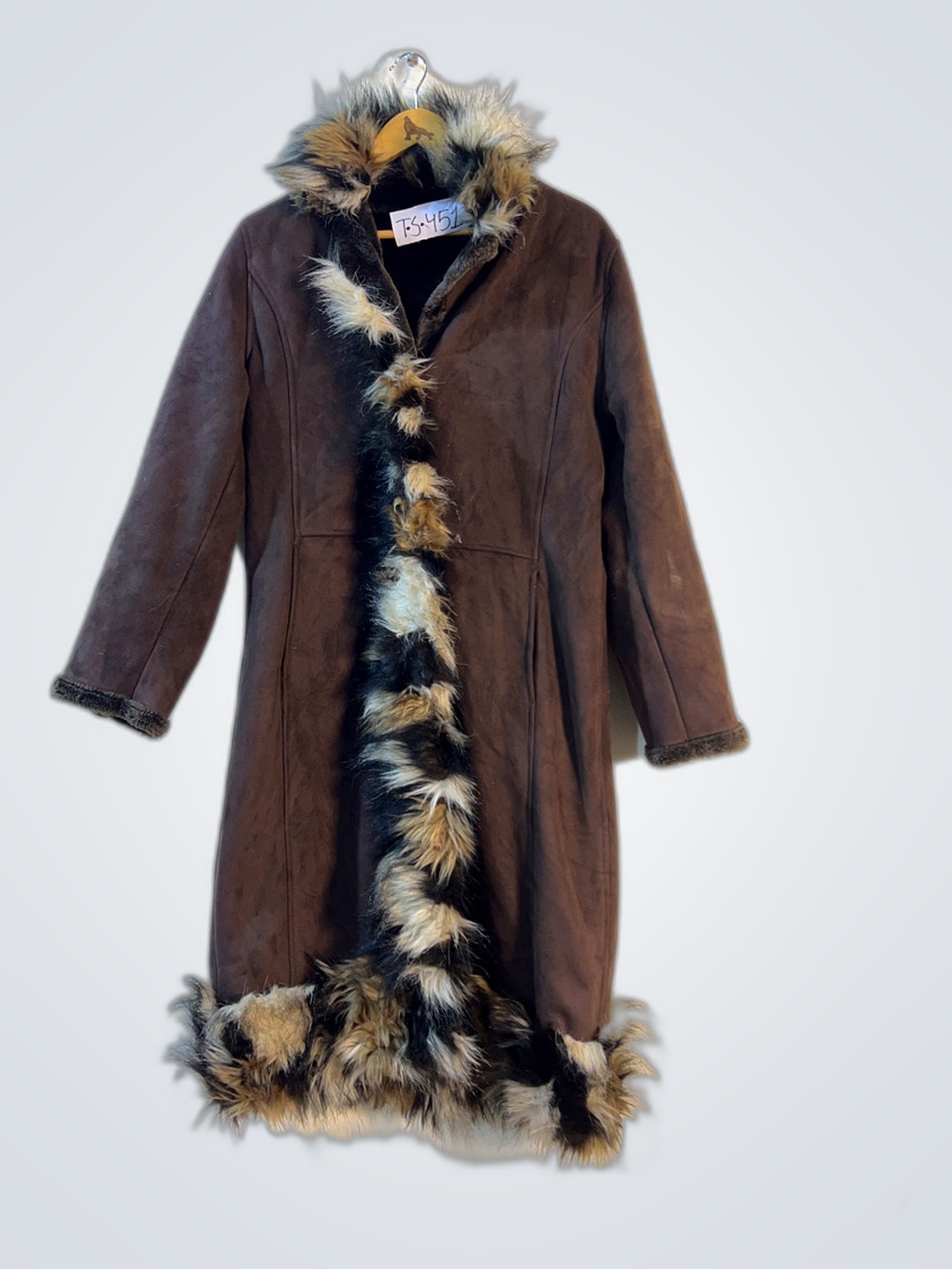 Abrigo marrón con borde de piel