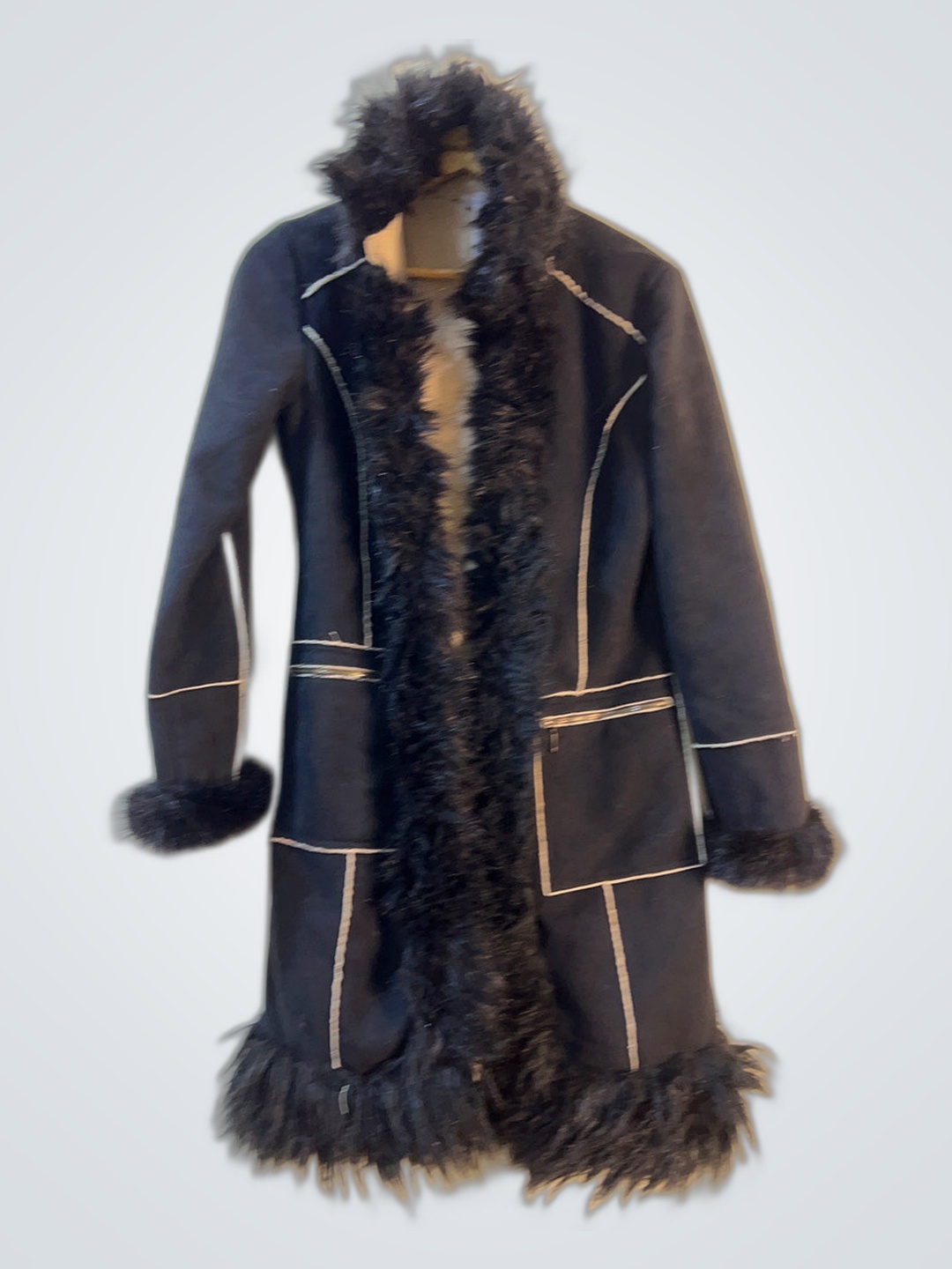 Abrigo de Piel Negra con Detalle de Piel