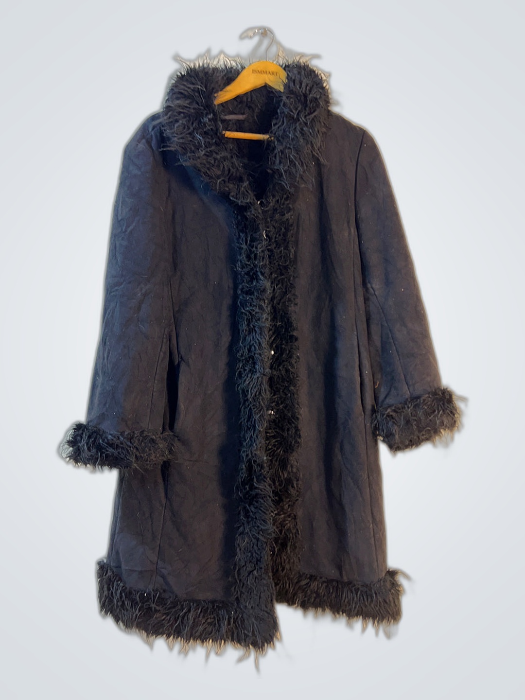 黒いファーのトリムが付いたコート