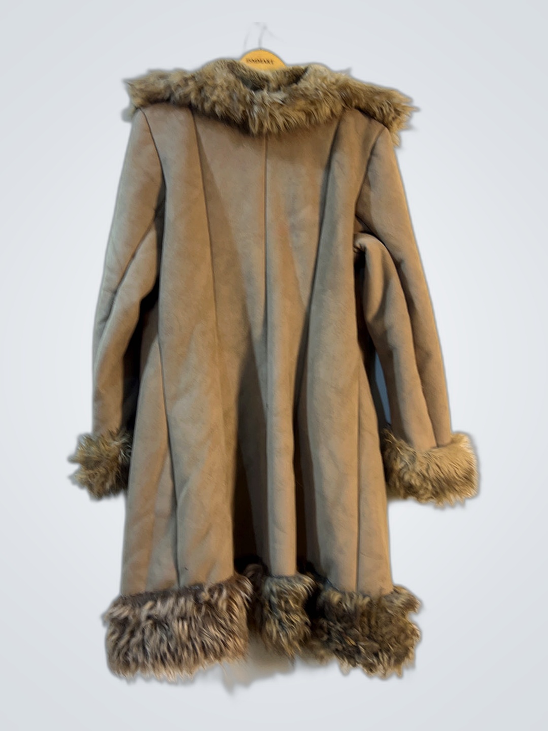 Abrigo con borde de piel