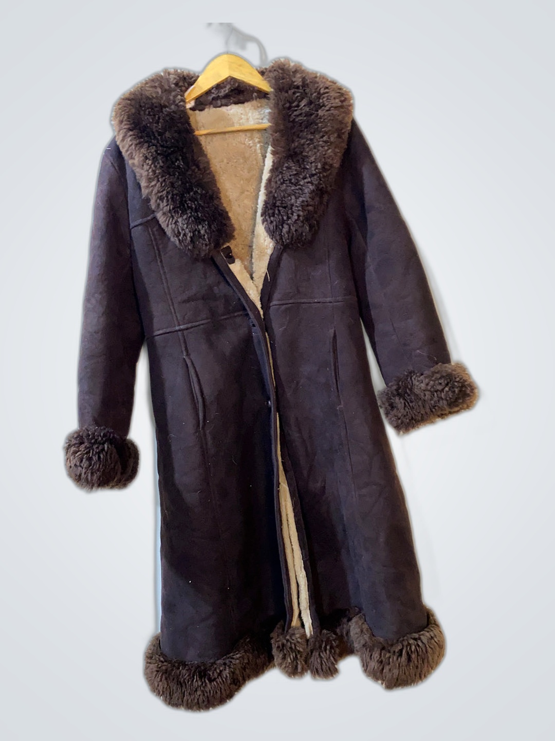 長い濃茶色のファー付きコート