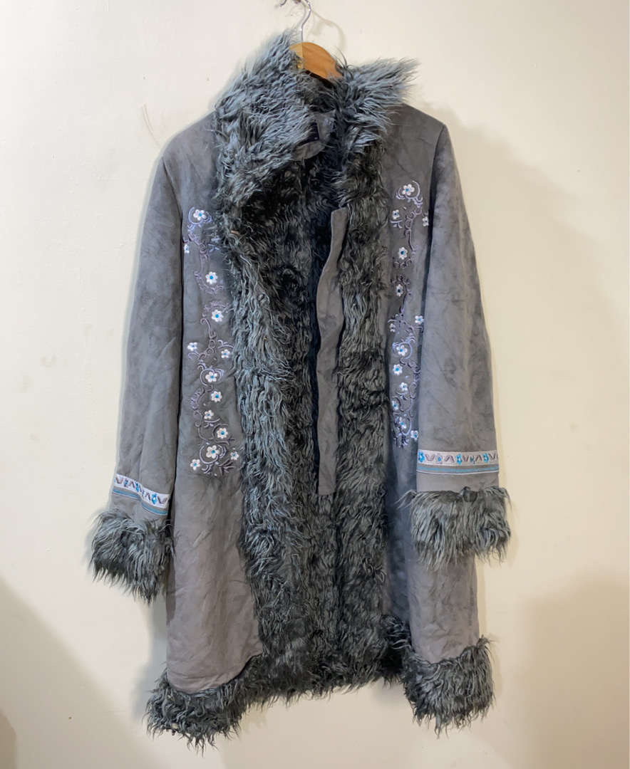 Manteau en fourrure grise