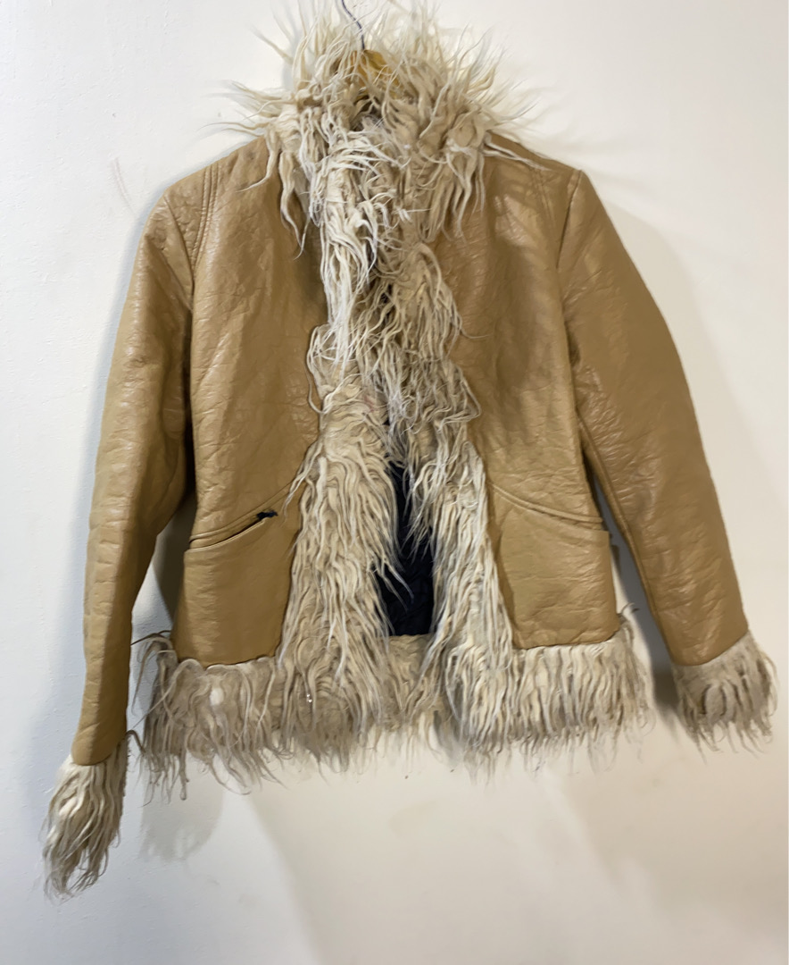 Veste en cuir tan avec trim en fourrure