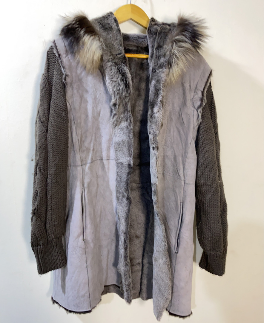 Gilet gris avec fourrure.