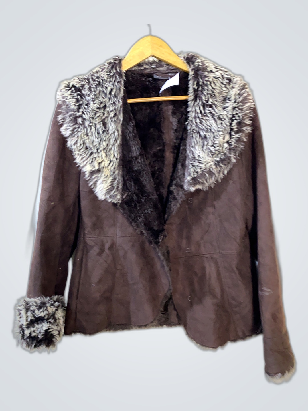 Veste marron avec bordure en fourrure