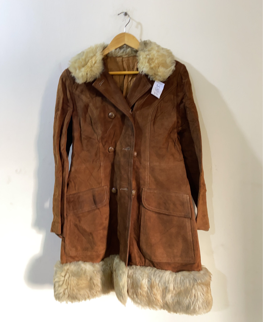 Brauner Mantel mit Fellbesatz