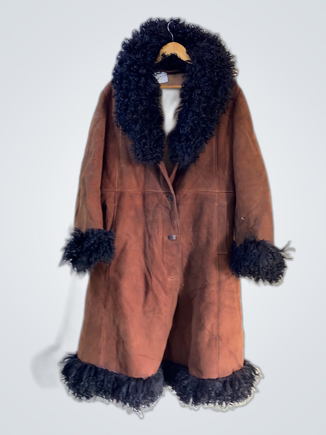 Brauner Mantel mit schwarzem Fellbesatz