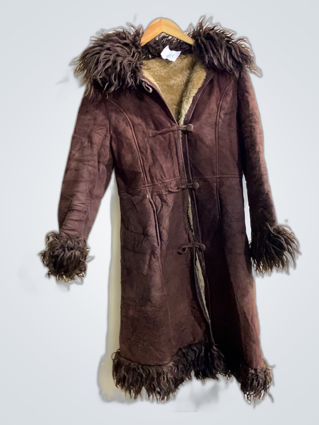 Brauner Mantel mit Pelzbesatz