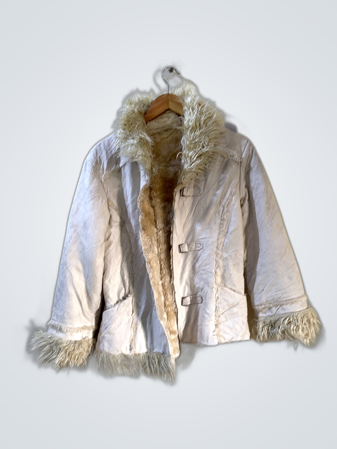 Fellbesetzter Mantel