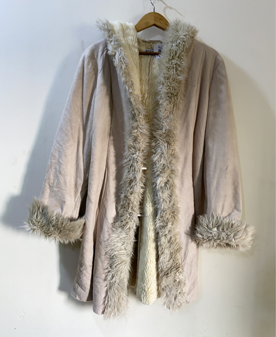 Rosa mit Pelzbesatz Mantel