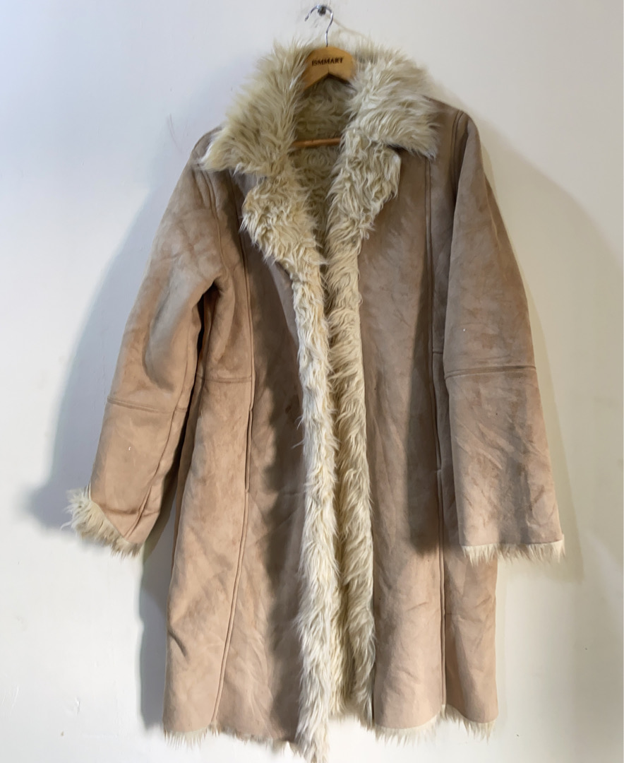 Beige mit Pelz gefütterter Mantel