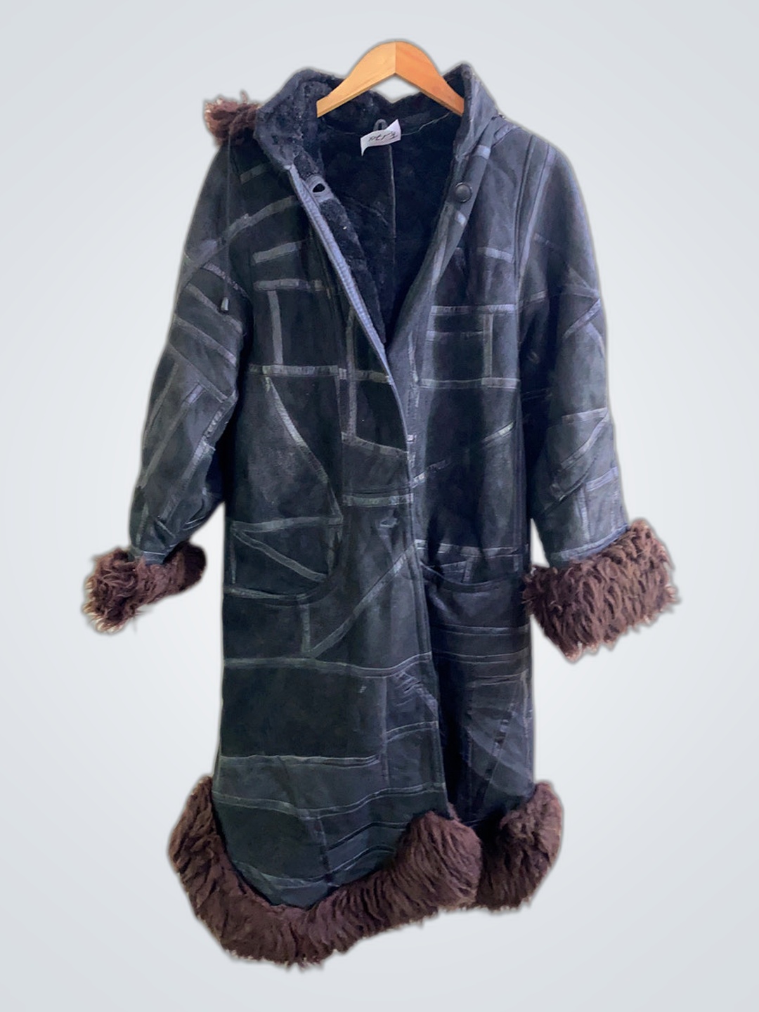 Langer grauer Mantel mit Fellbesatz