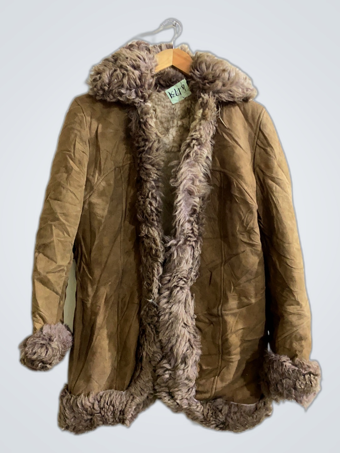 Braun pelzbesetzter Mantel