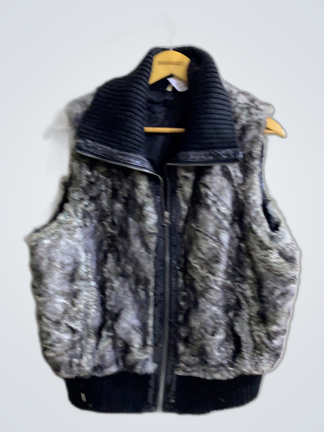 グレーとブラックのベスト