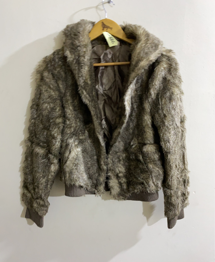 グレーの毛皮ジャケット