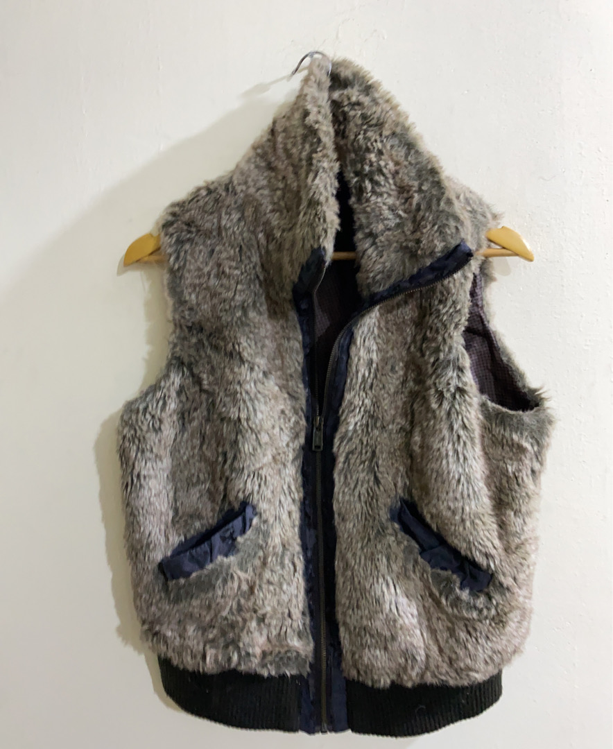 Graue fuzzy Weste