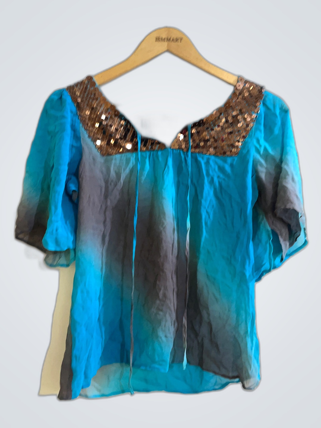 Blaue und schwarze gedeckte Bluse