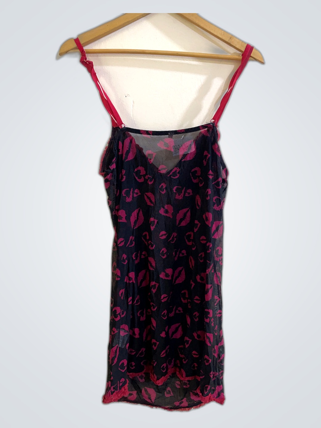 Robe noire transparente avec imprimé lèvres roses