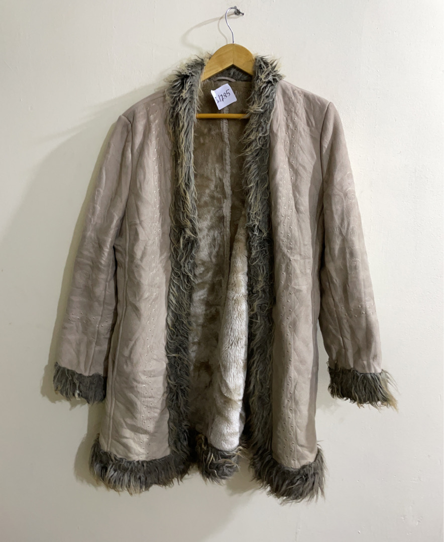 Casaco bege com detalhes em pele