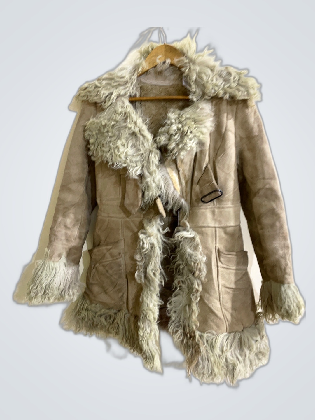 Beiger, pelzbesetzter Mantel