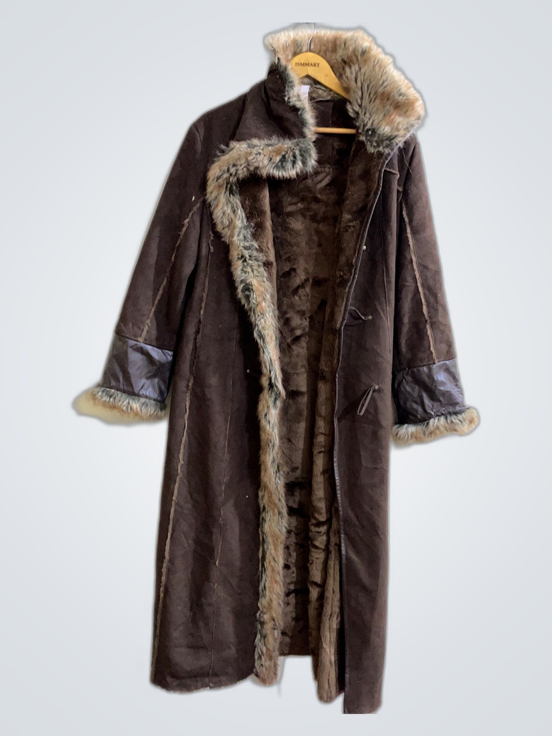 Brauner pelzbesetzter Mantel