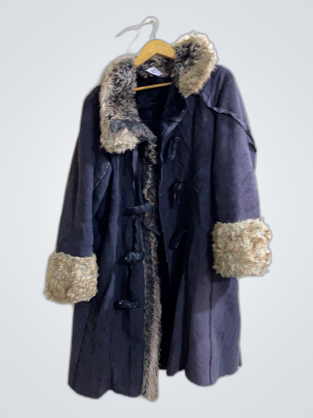 Marineblauer Mantel mit Pelzbesatz