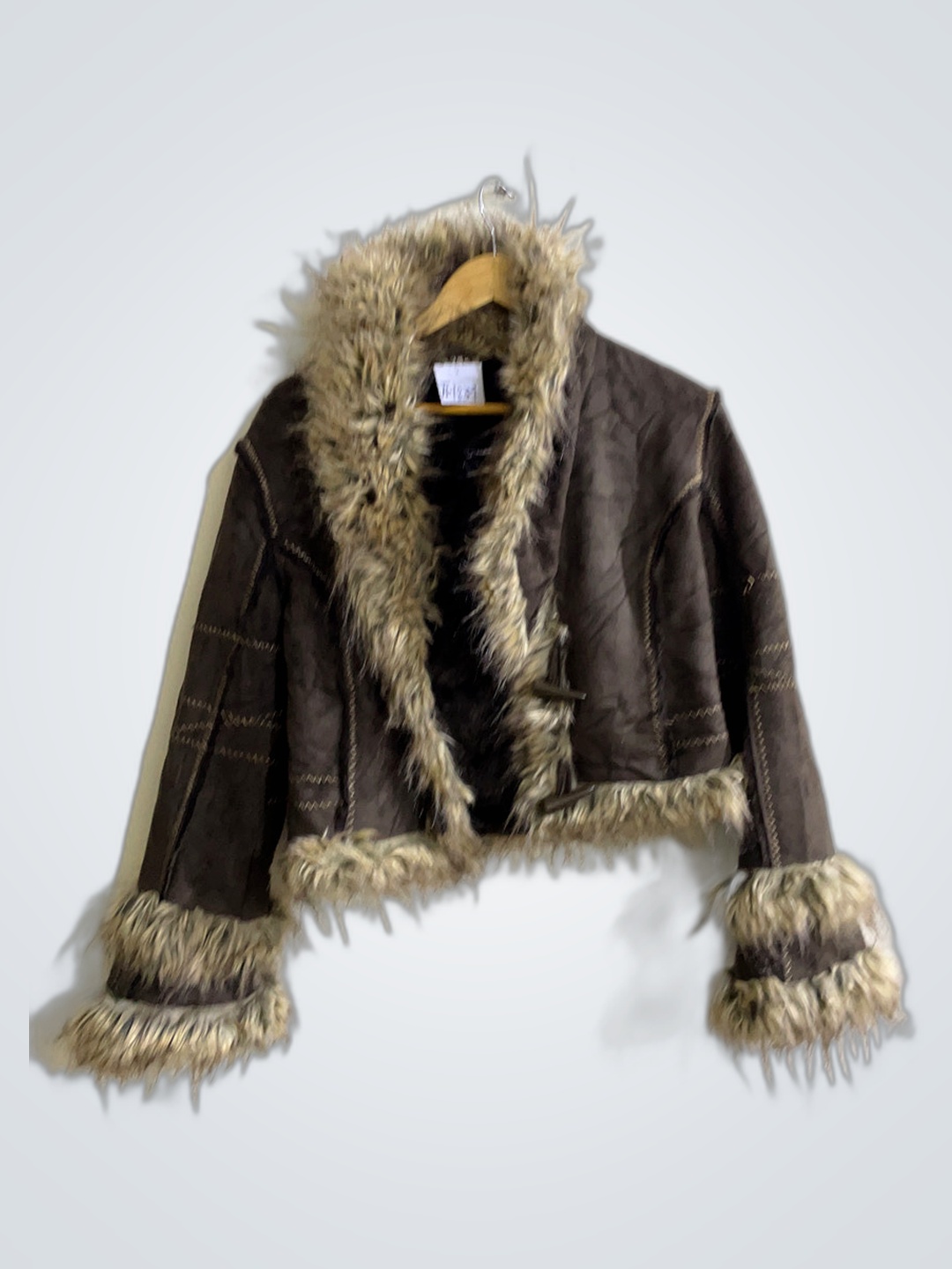 Jaqueta com acabamento de pelo marrom