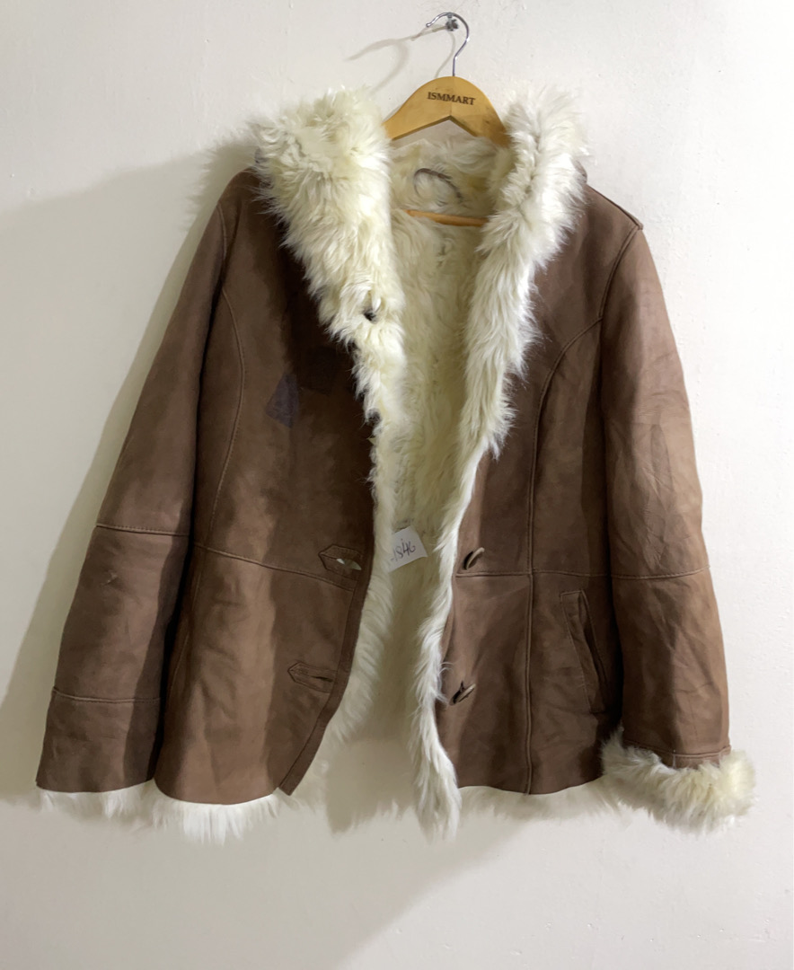 Brauner mit Fell gefütterter Mantel