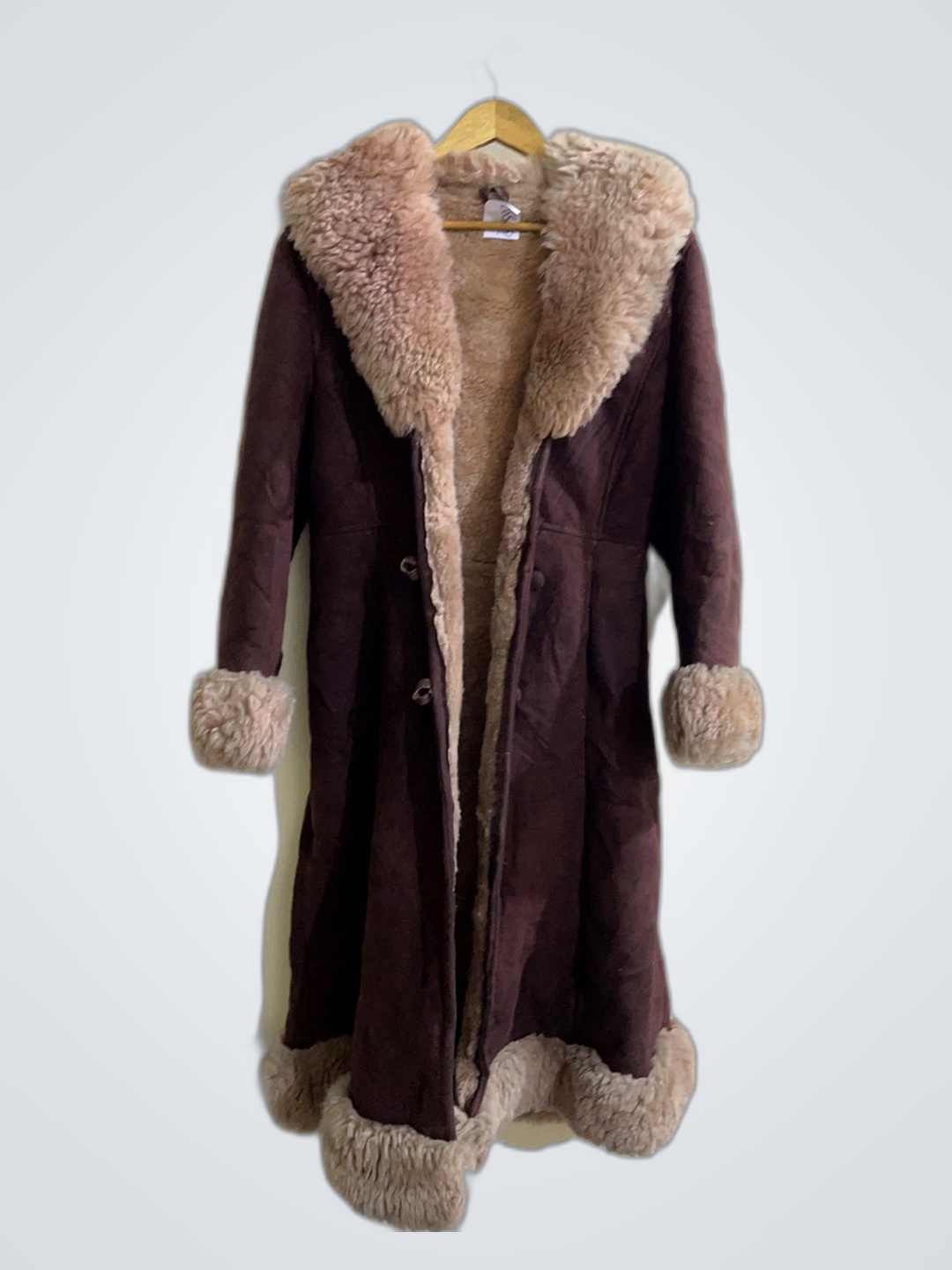 Casaco Longo Marrom com Detalhes de Pelo