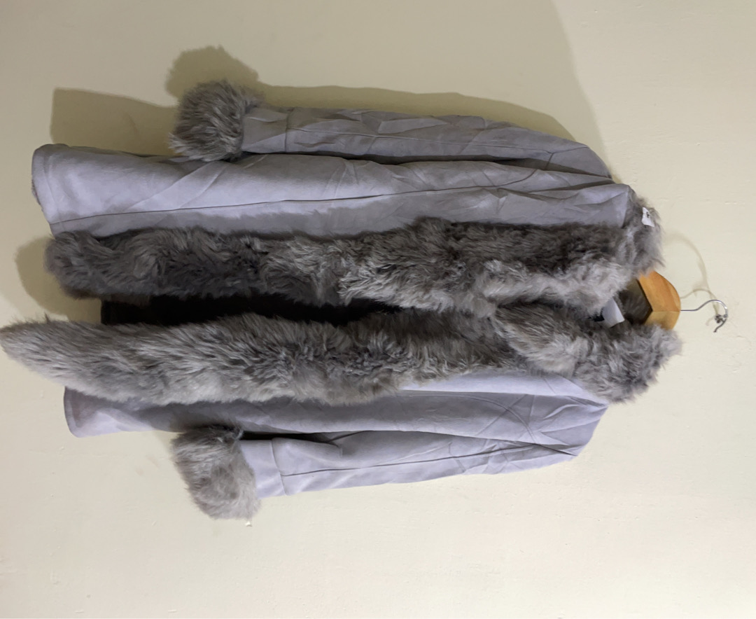 Flauschiger grauer Mantel