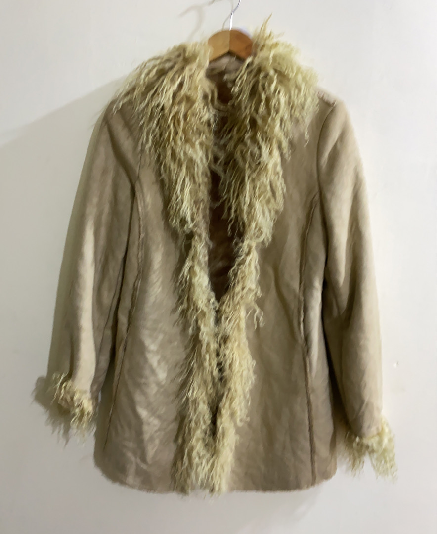 Casaco com acabamento em pelo