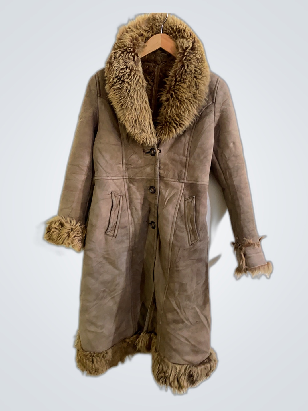 Veste brune avec bordure en fourrure