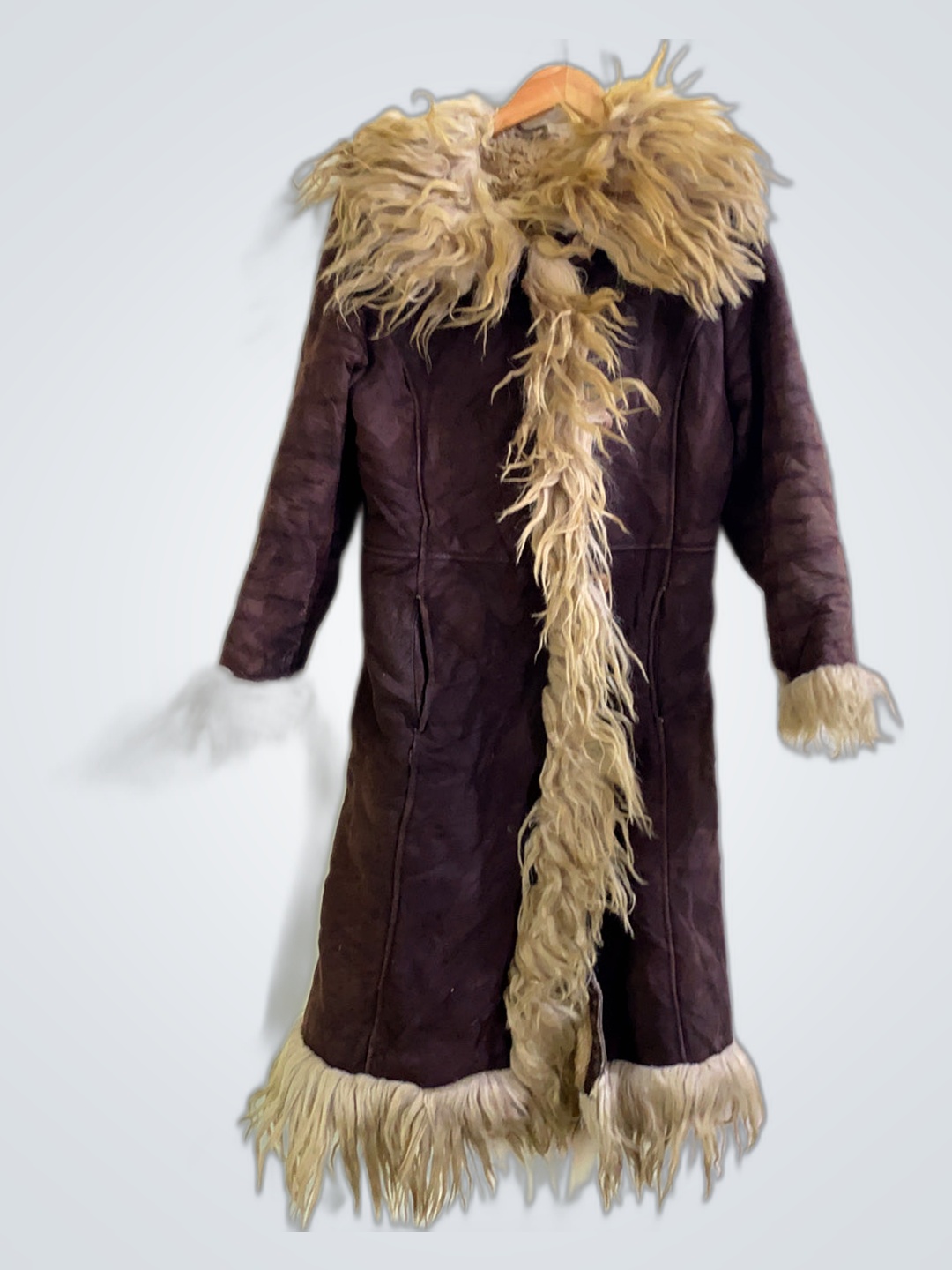 Manteau long en fourrure brune avec des bordures