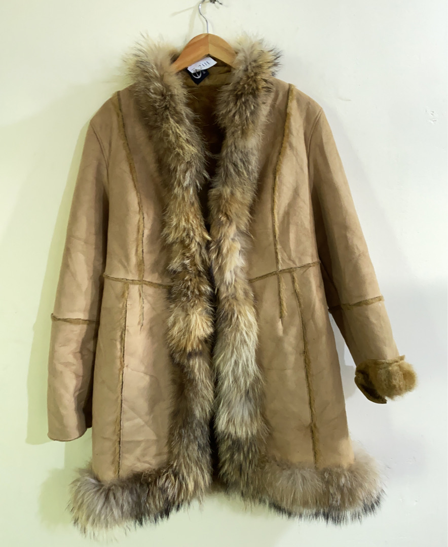 Manteau en fourrure beige avec bordure
