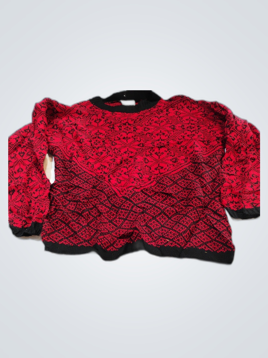 Pull en tricot rouge et noir