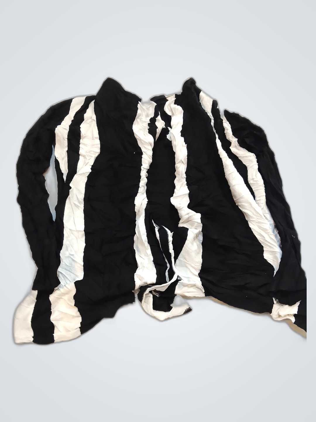 Vêtement rayé noir et blanc