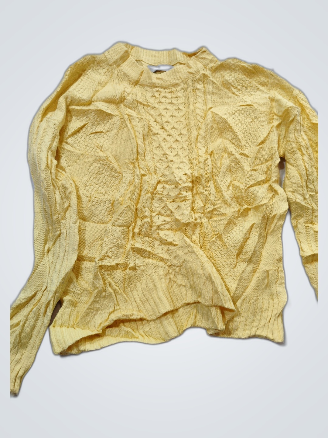 Gelber Strickpullover