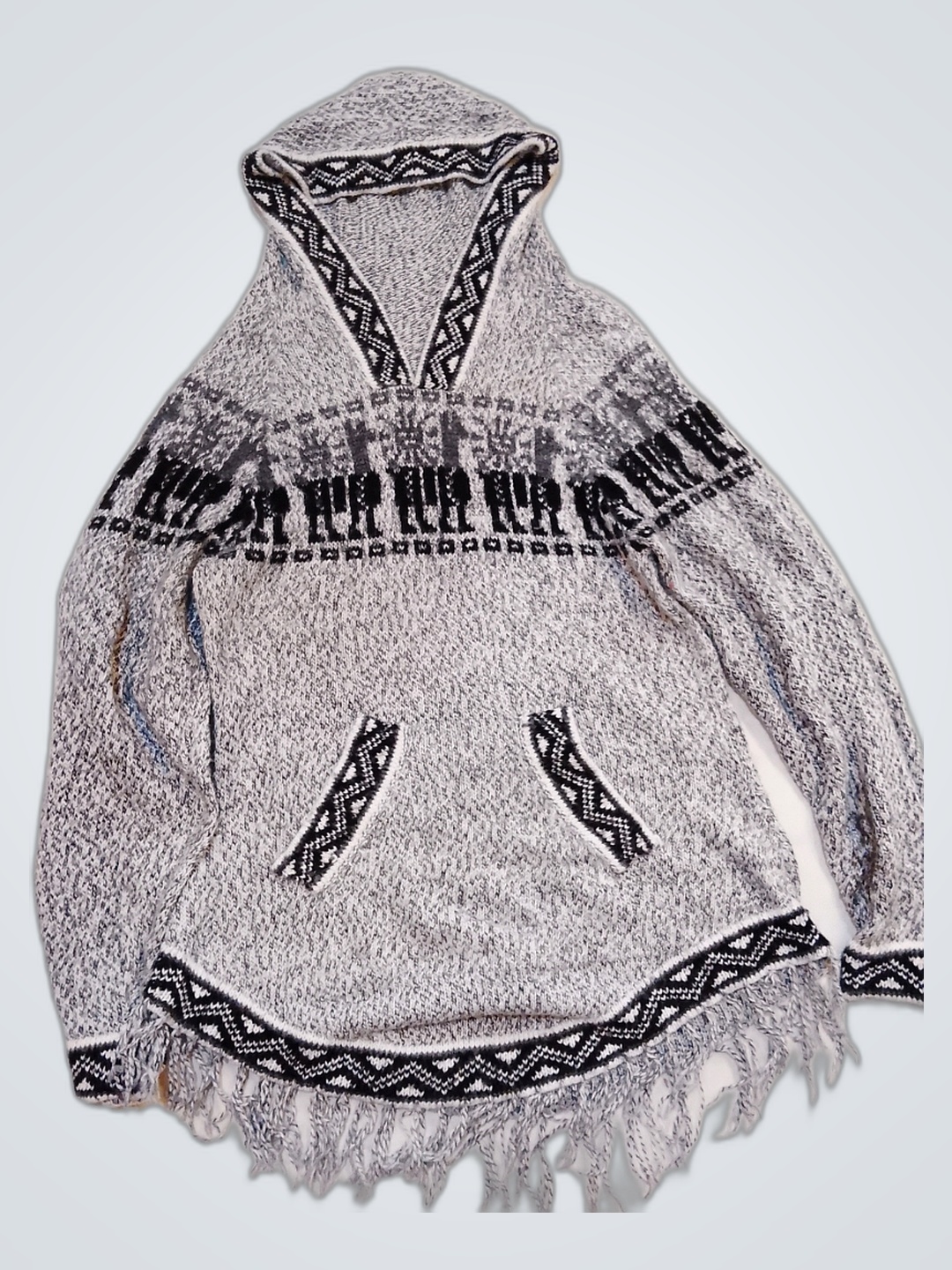 Grauer Kapuzenpullover mit schwarzem Muster