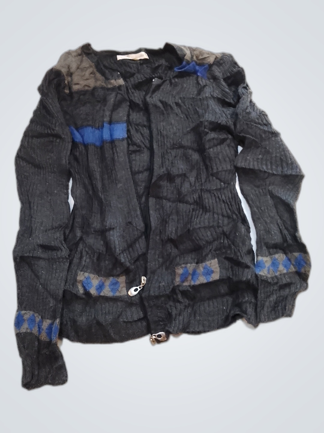 Grau gestrickte Jacke mit blauen Akzenten