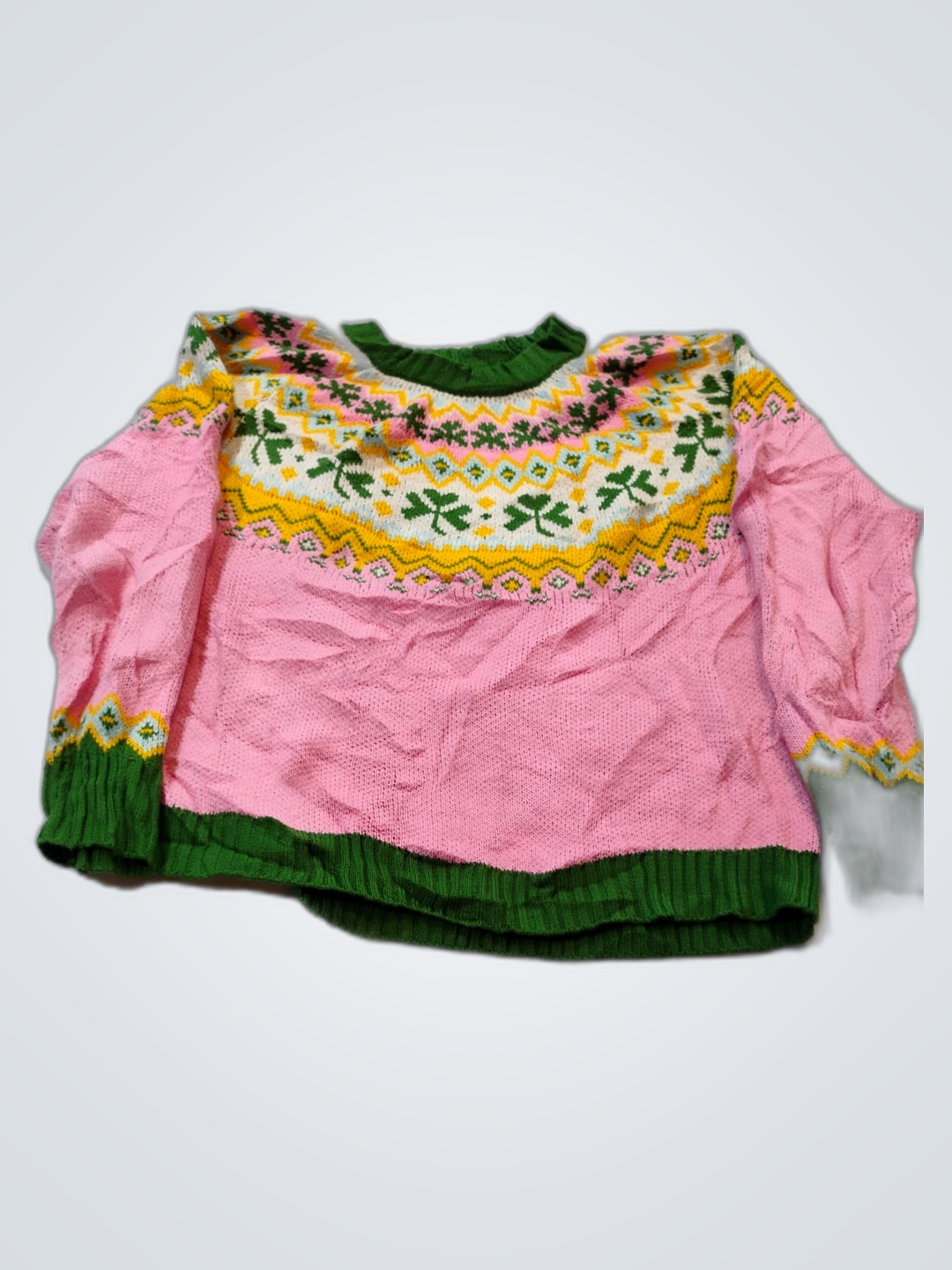 Suéter de Malha Rosa com Detalhes Verdes e Amarelo..