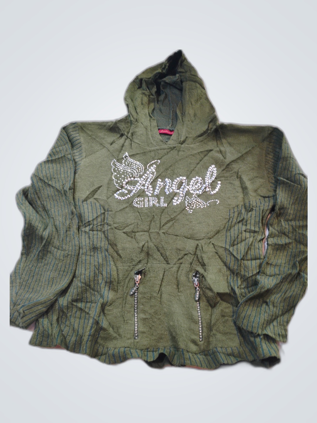 Pull à capuche vert avec design de fille ange