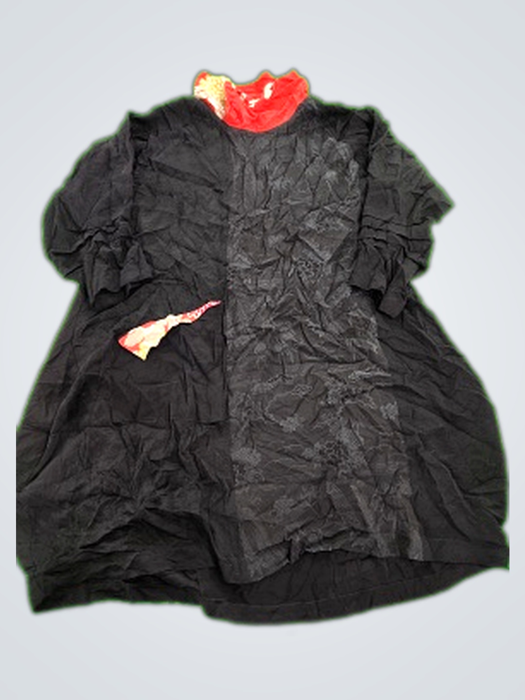 Schwarzes Kleid mit floralem Futter