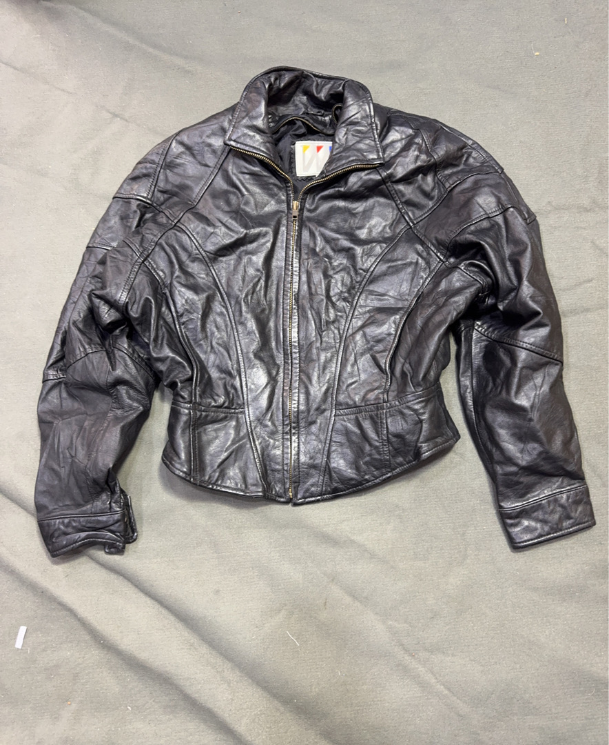 Schwarze Lederjacke