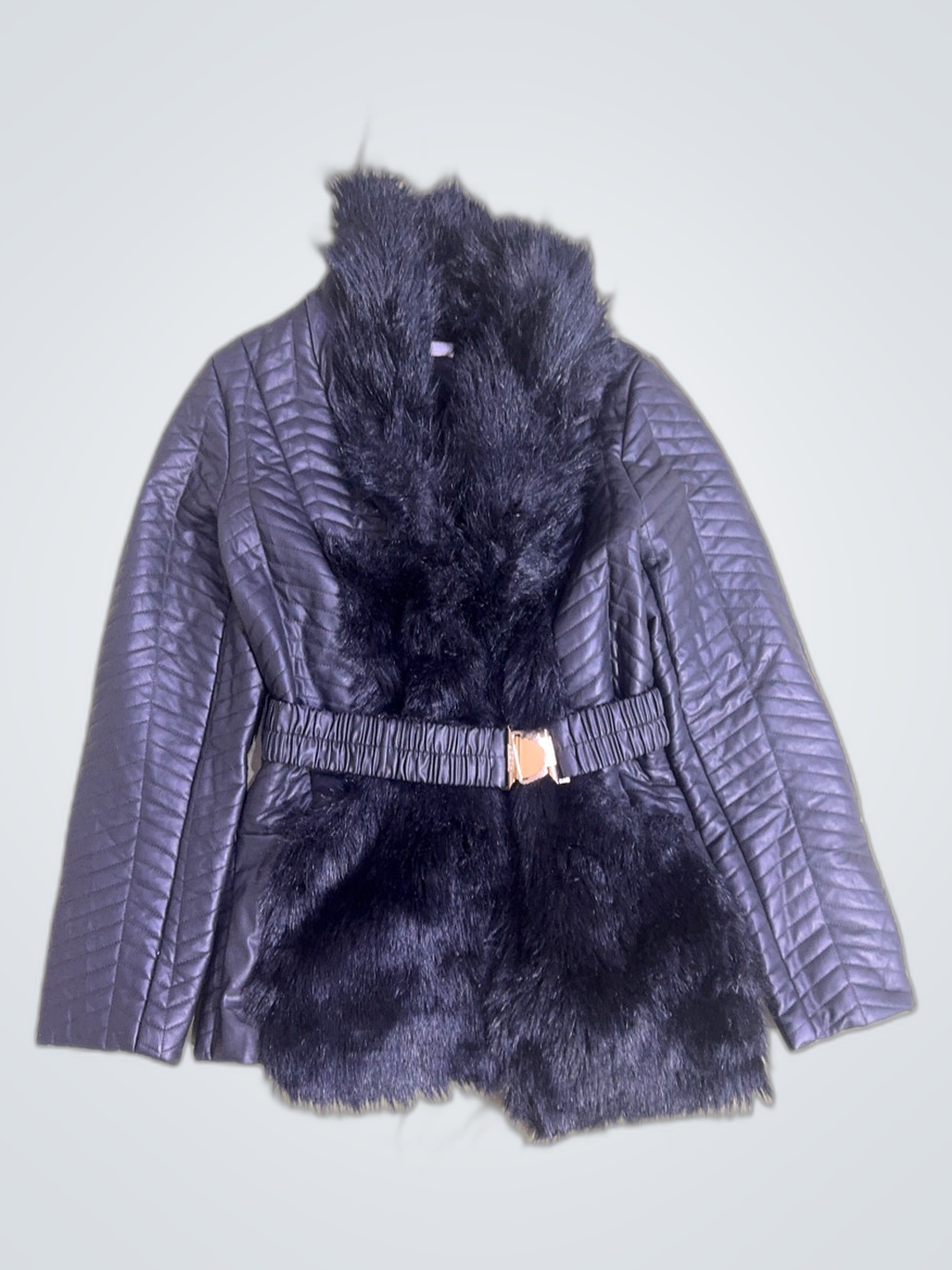 Manteau matelassé bleu marine avec bord en fourrur..